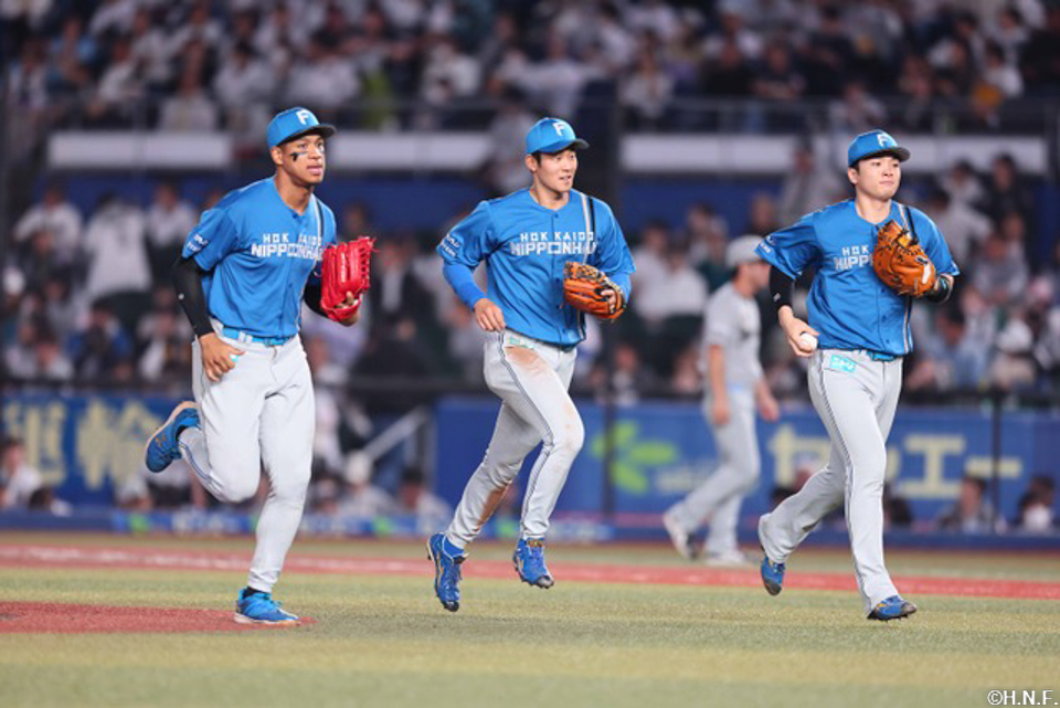 4回裏、万波選手、石井選手、郡司選手