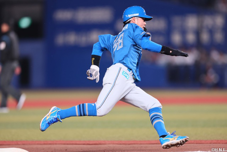 9回表、本塁を狙う奈良間選手