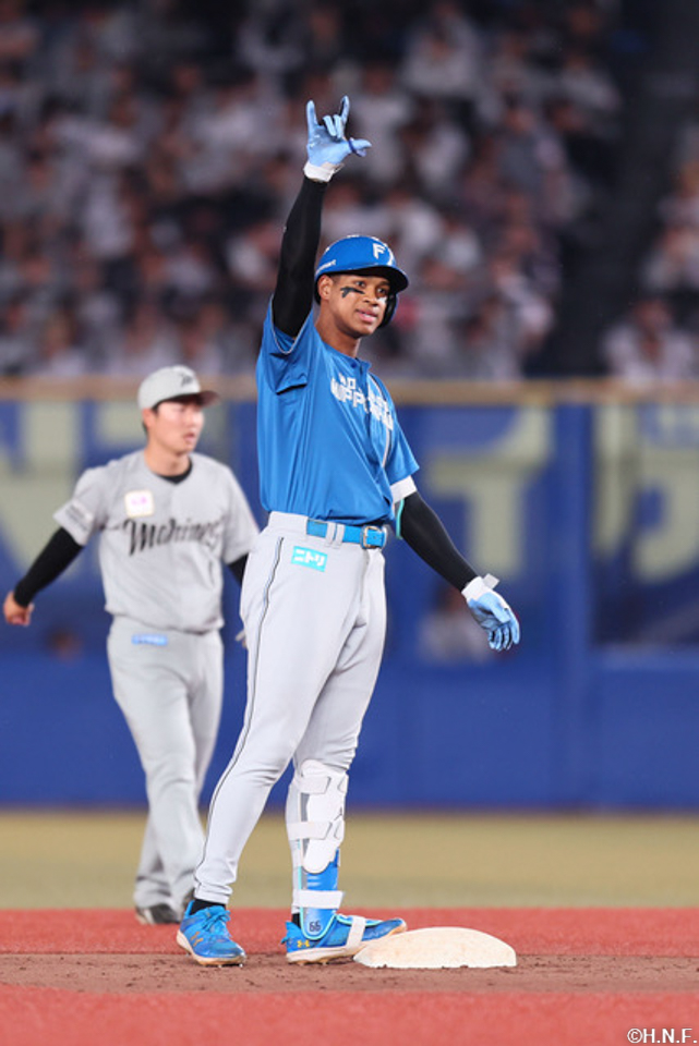 9回表、ライトへ適時二塁打を放った万波選手