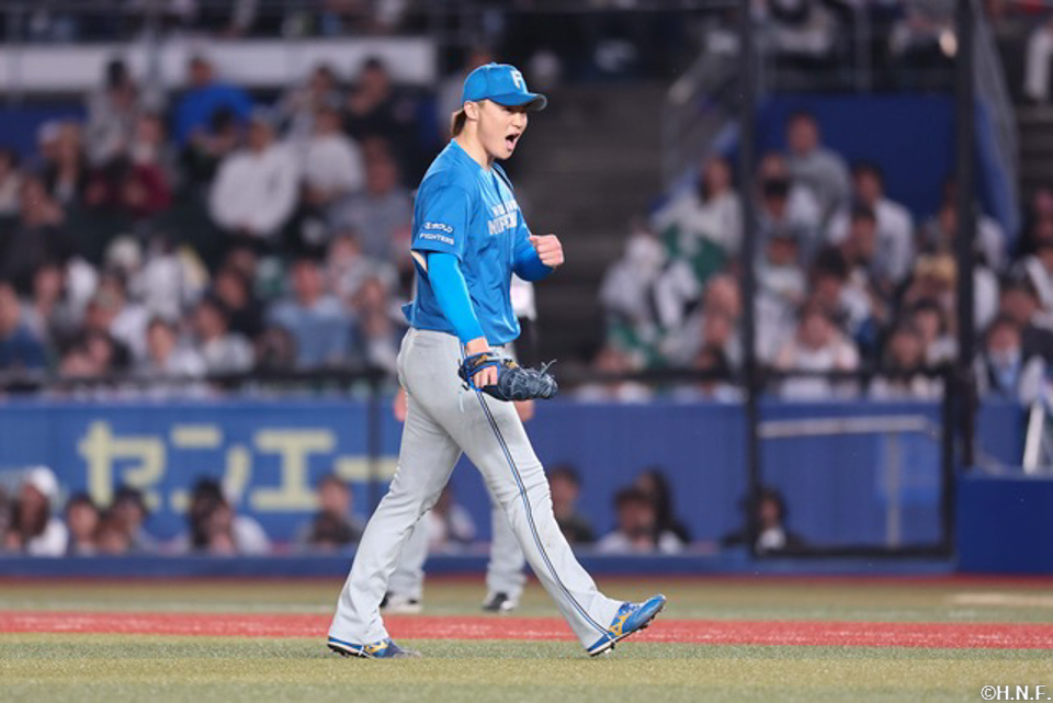 9回表を抑えた山﨑福投手