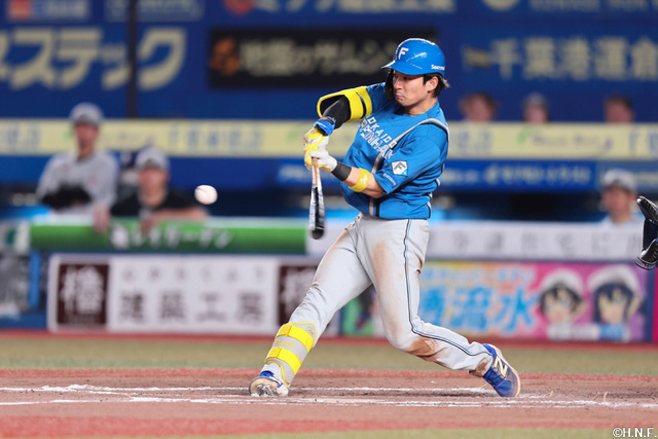 7回表、ライトへ3ランを放つ水野選手01