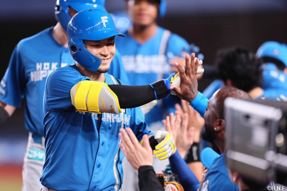 7回表、ライトへ3ランを放つ水野選手02