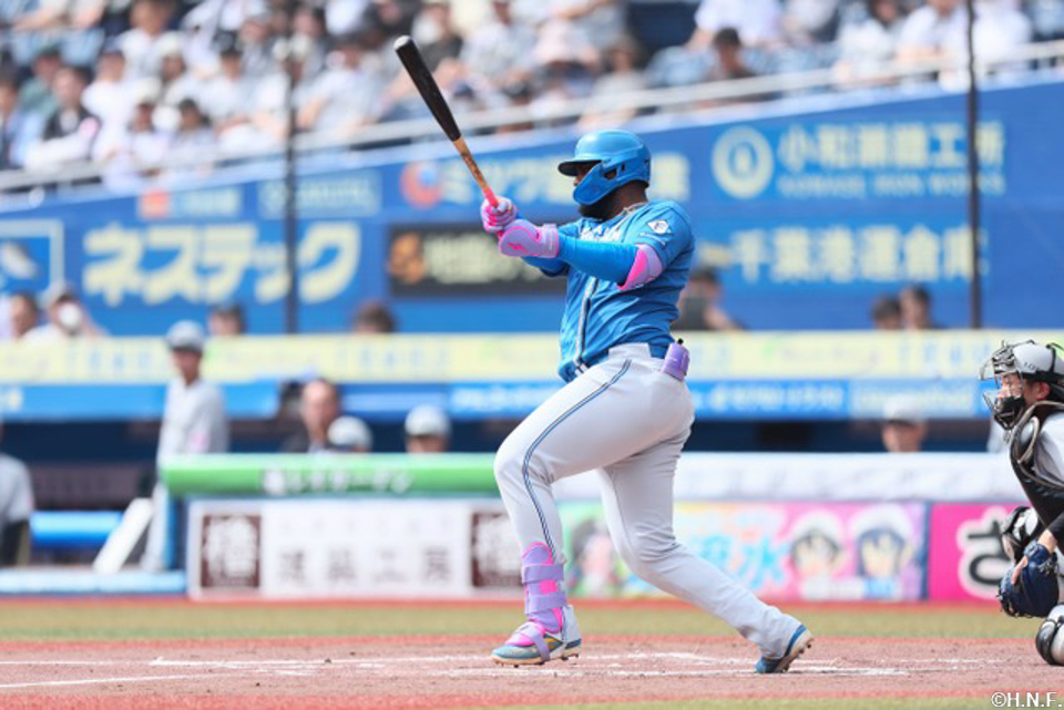 2回表、センターへヒットを放つレイエス選手