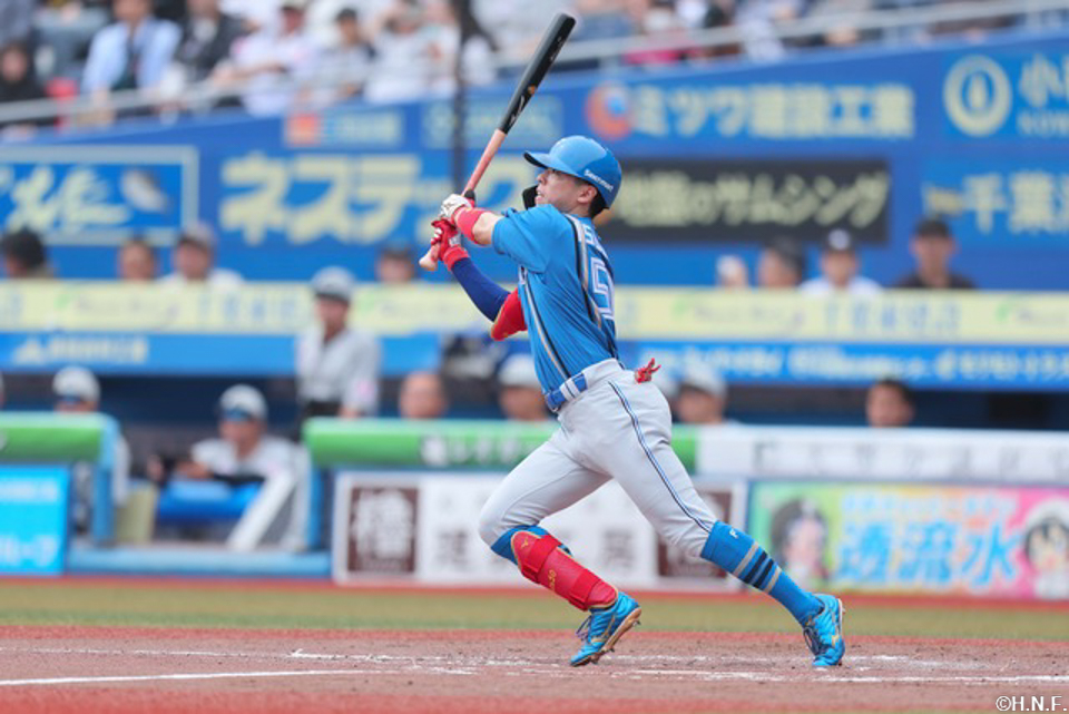 3回表、センターへ三塁打を放つ五十幡選手01