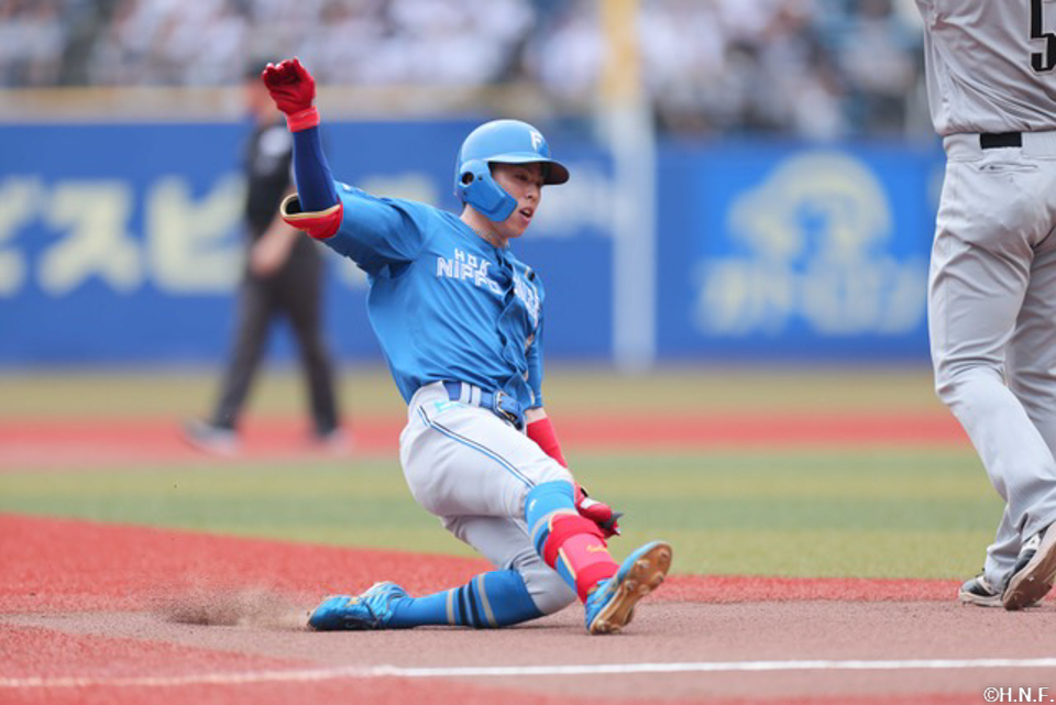 3回表、センターへ三塁打を放つ五十幡選手02