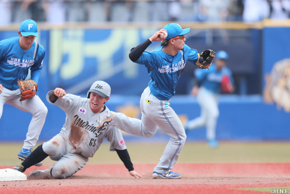 5回裏、併殺を完成させる水野選手