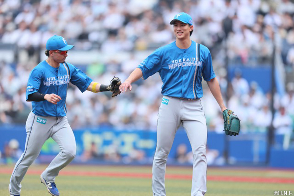 5回裏を抑えた達投手と水野選手