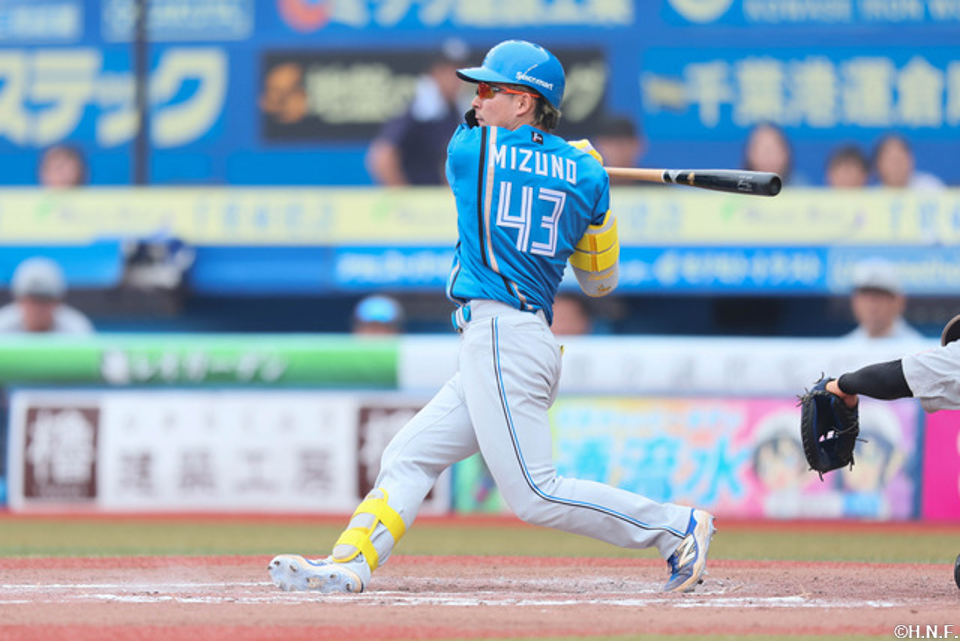 8回表、内野安打を放つ水野選手