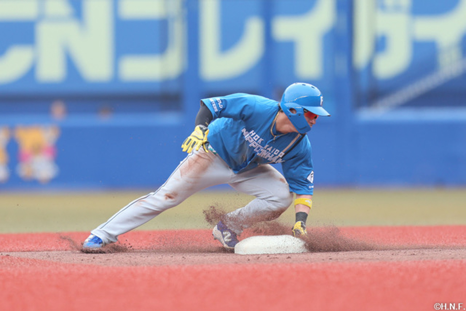 8回表、盗塁をきめる水野選手