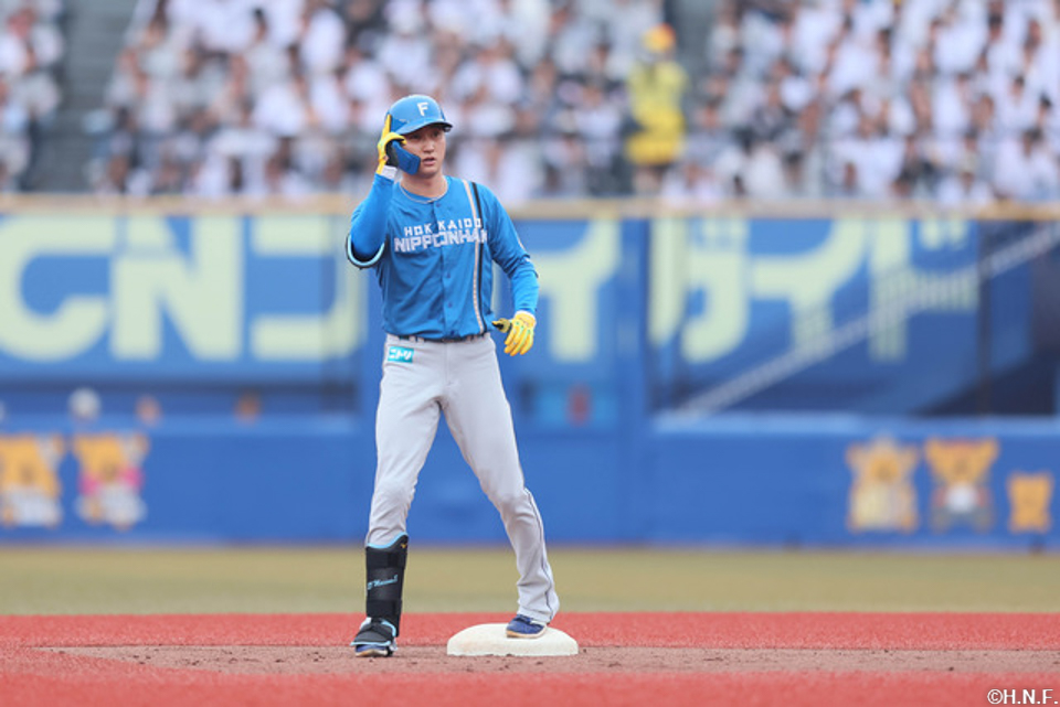 9回表、センターへ二塁打を放った淺間選手