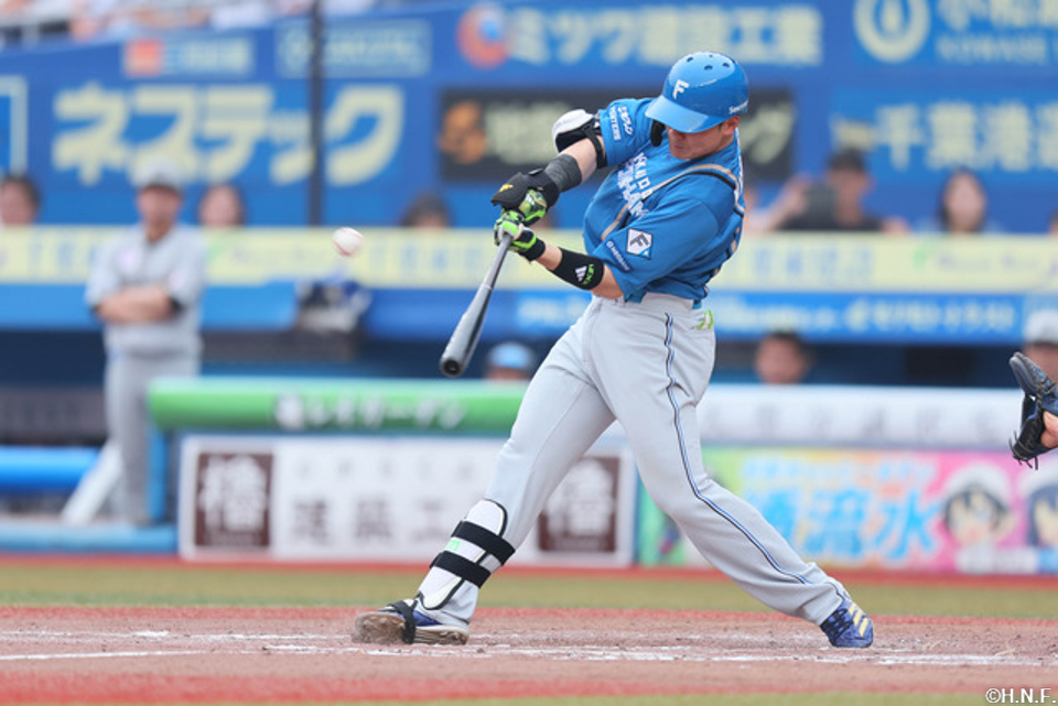 9回表、センターへ先制の適時二塁打を放つ清宮選手01