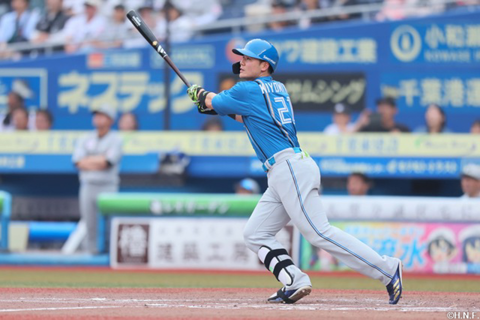 9回表、センターへ先制の適時二塁打を放つ清宮選手02