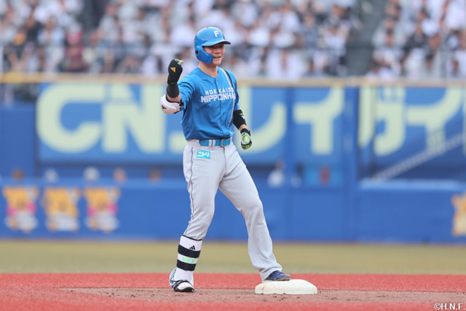 9回表、センターへ先制の適時二塁打を放つ清宮選手03