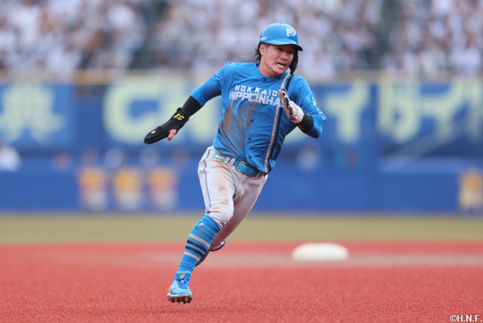 11回表、進塁する奈良間選手