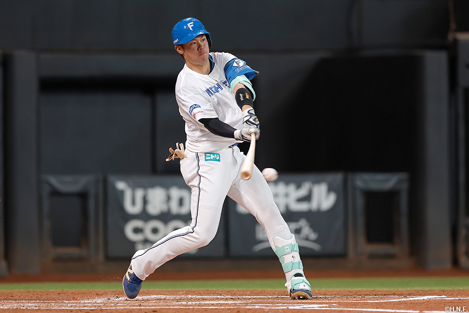 2回裏、内野安打を放つ吉田選手