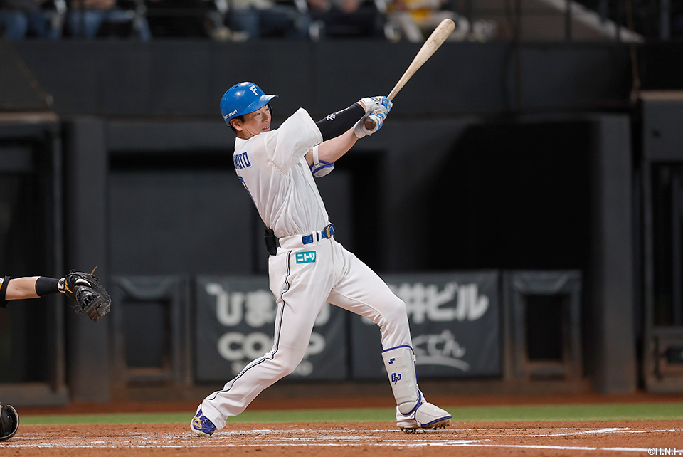 2回裏、内野安打を放つ松本剛選手01