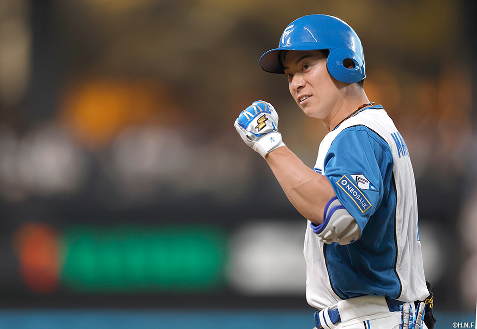 2回裏、内野安打を放つ松本剛選手02