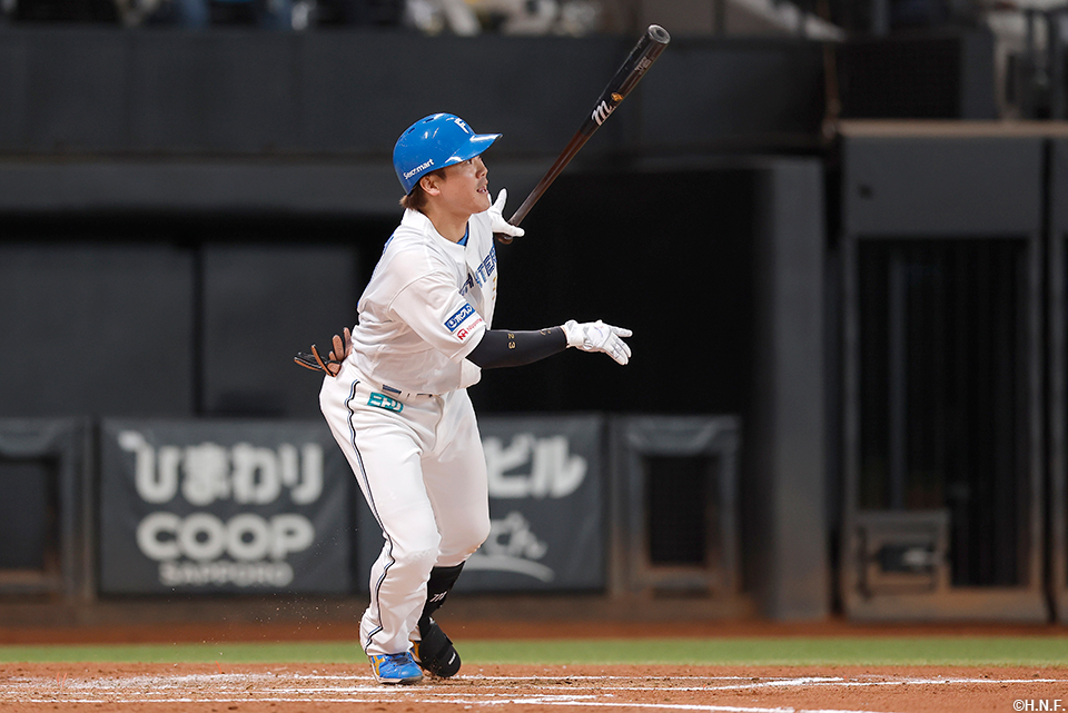 2回裏、先制の2点適時打を放つ伏見選手01