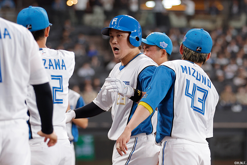 2回裏、先制の2点適時打を放つ伏見選手02