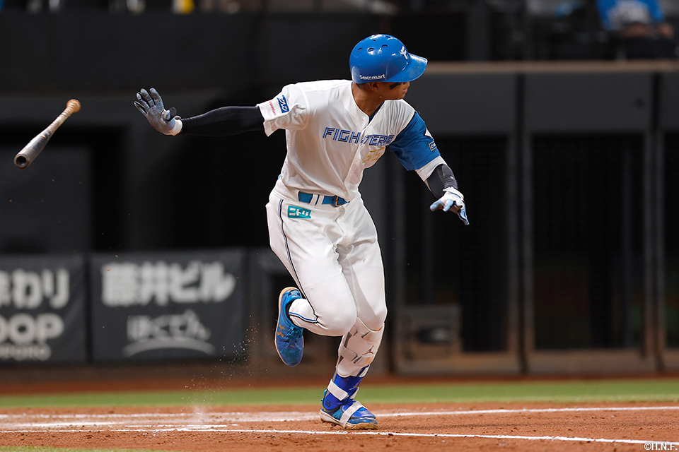 3回裏、レフトへヒットを放つ万波選手