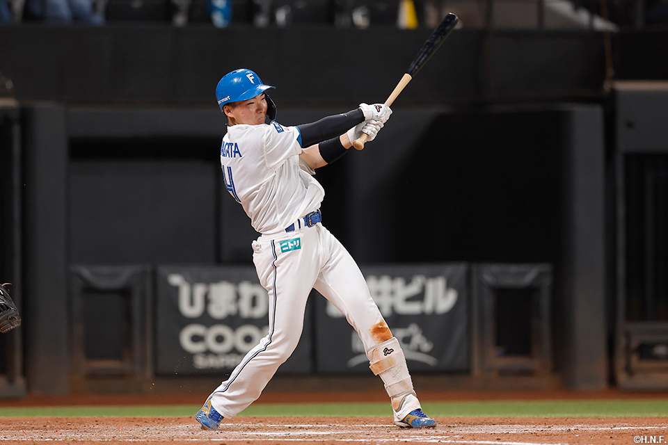 5回裏、ライトへヒットを放つ山縣選手01