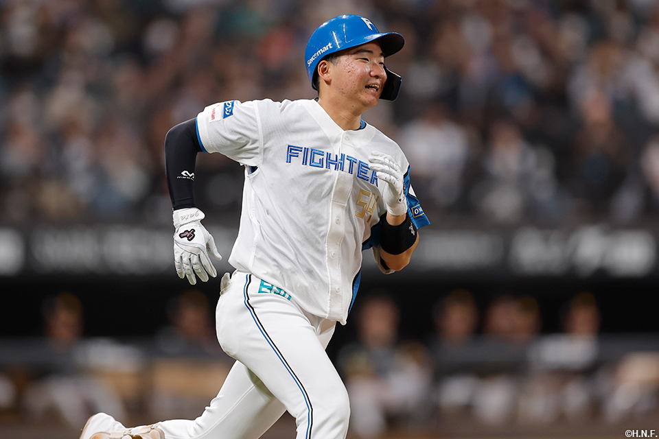 5回裏、ライトへヒットを放つ山縣選手02