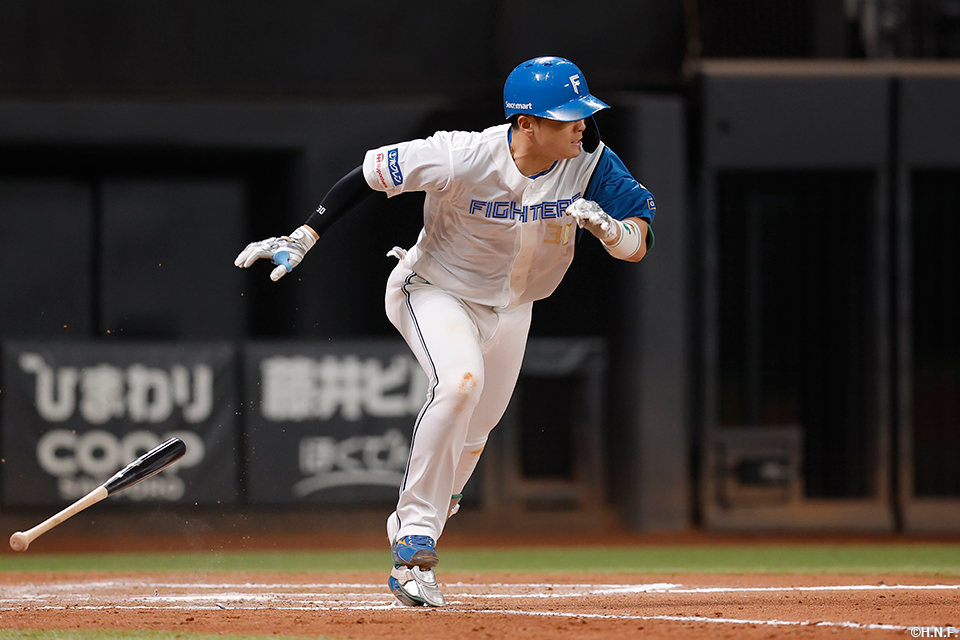 7回裏、レフトへヒットを放つ郡司選手01