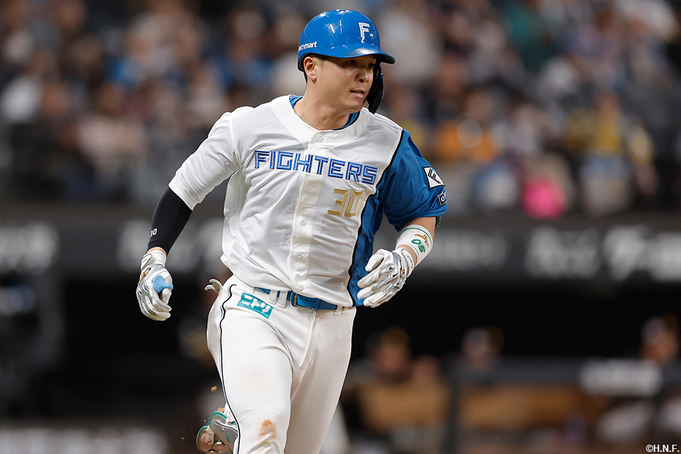 7回裏、レフトへヒットを放つ郡司選手02