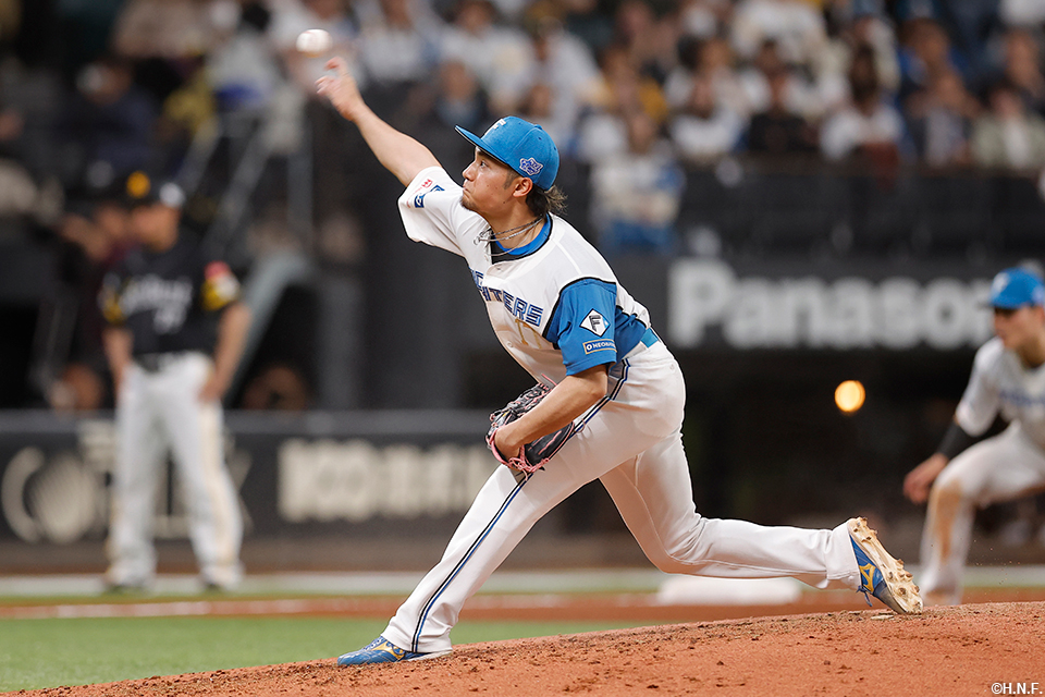 9回のマウンドに上がる伊藤投手