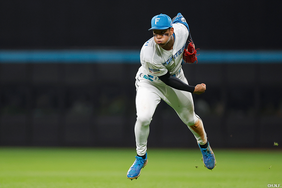 9回表、本塁へ送球する万波選手