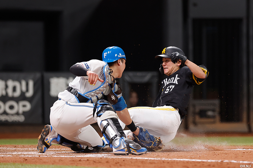 9回表、本塁クロスプレー