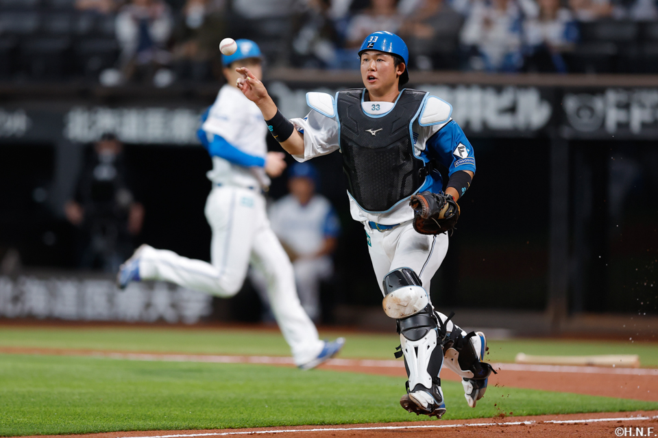 2回表、三塁走者をアウトにする進藤選手