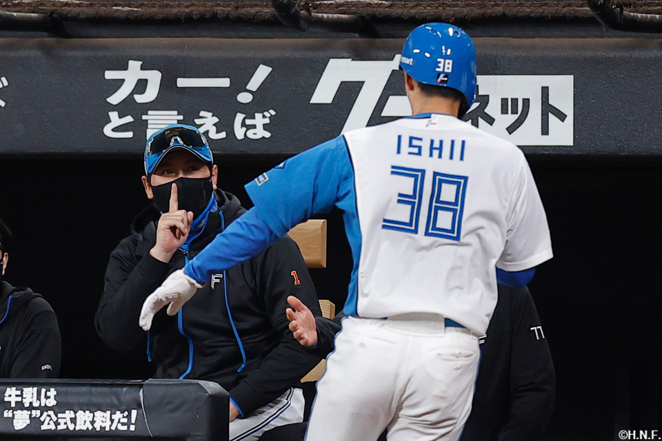 4回裏、生還した石井選手と新庄監督