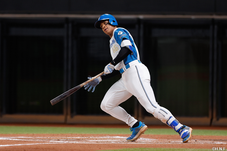 6回裏、レフトへヒットを放つ万波選手