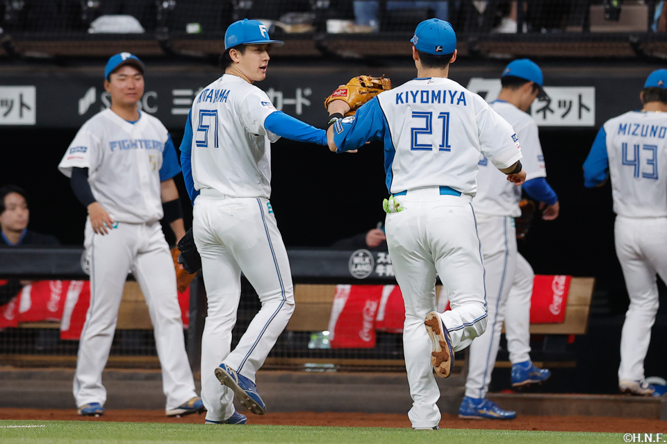 7回表を抑えた北山投手と清宮選手