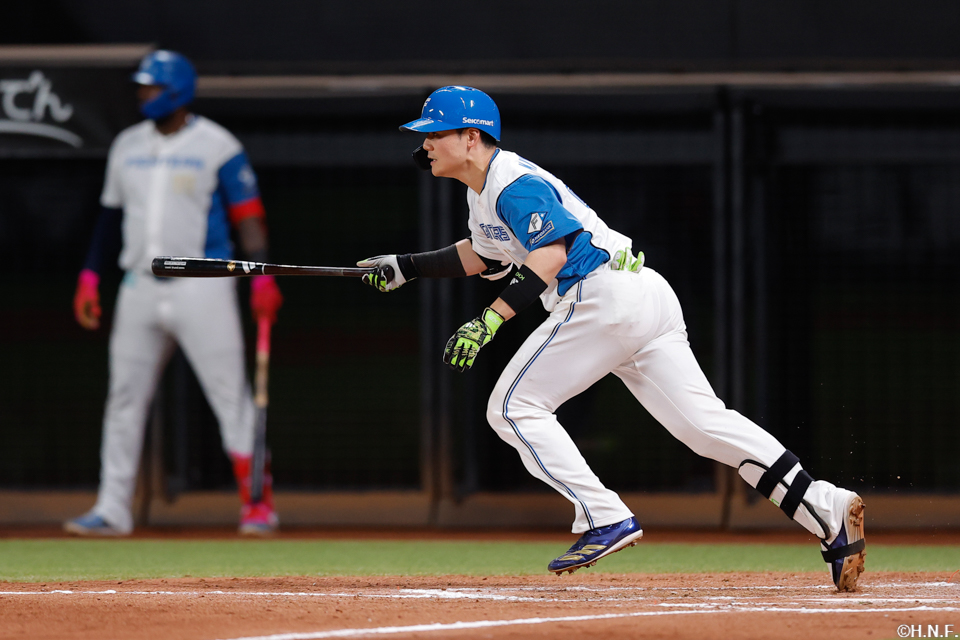 9回裏、ライトへヒットを放つ清宮選手