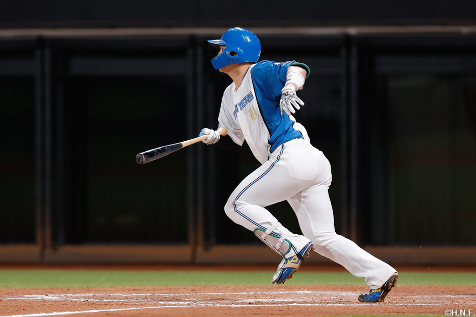 9回裏、サヨナラの適時打を放つ郡司選手01