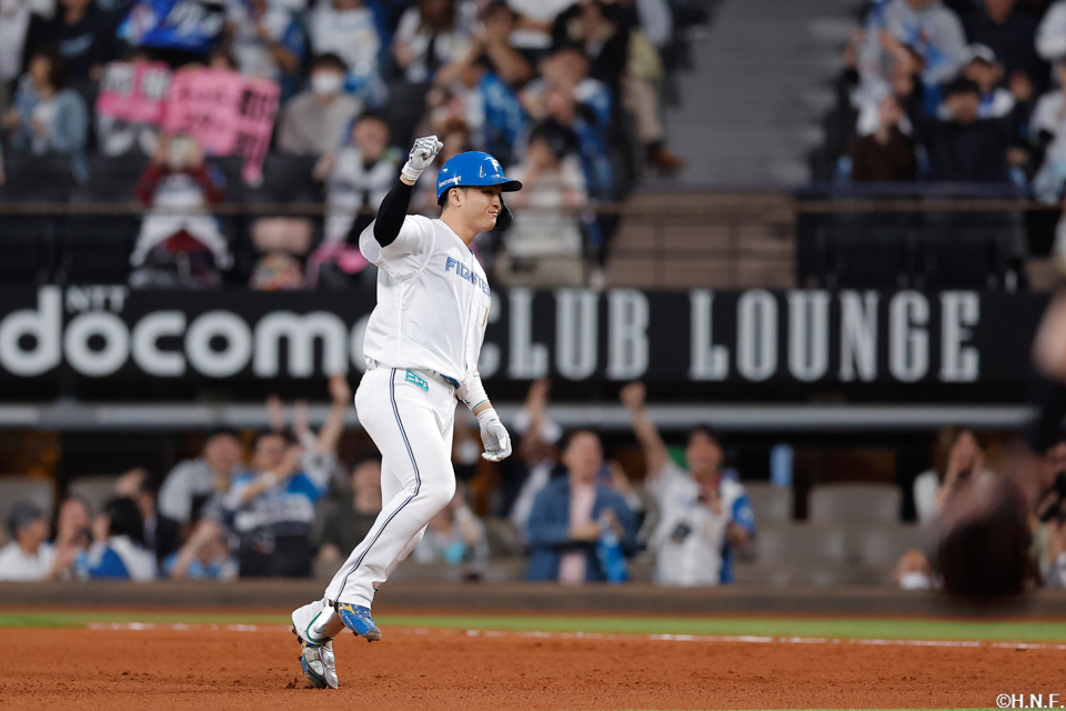 9回裏、サヨナラの適時打を放つ郡司選手02