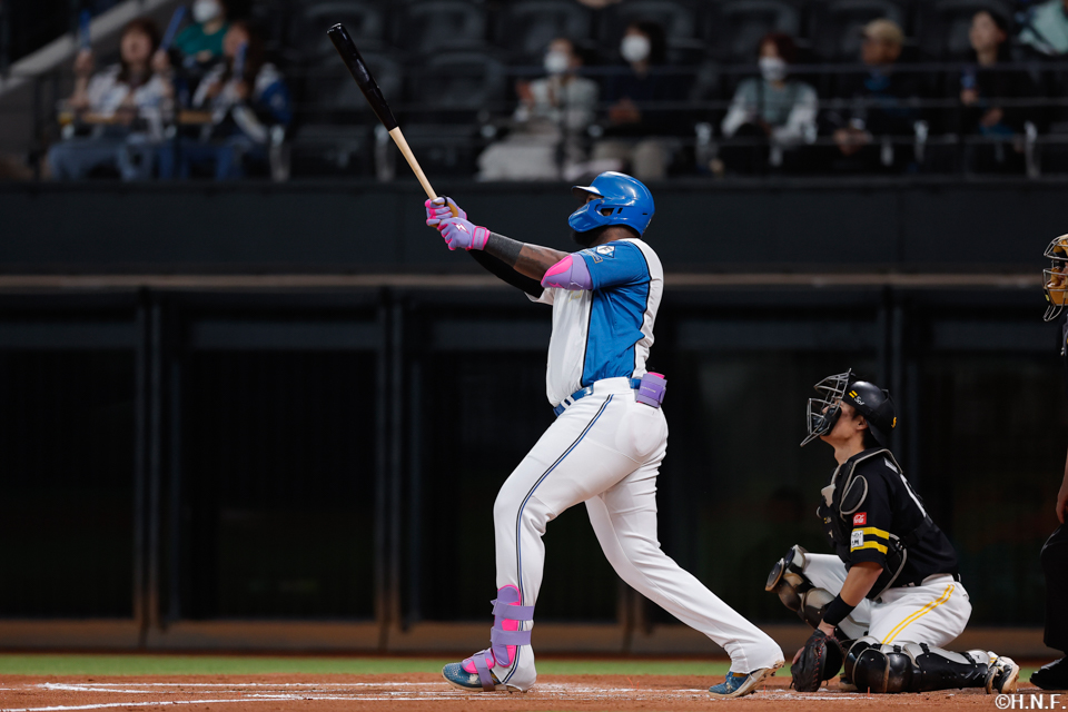 2回裏、ライトへ本塁打を放つレイエス選手01