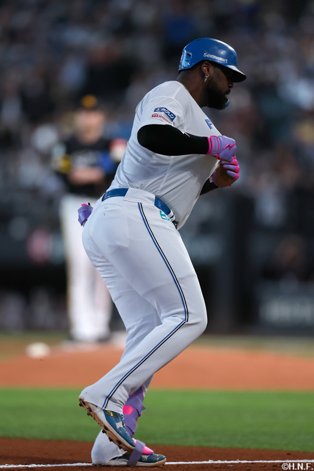 2回裏、ライトへ本塁打を放つレイエス選手02