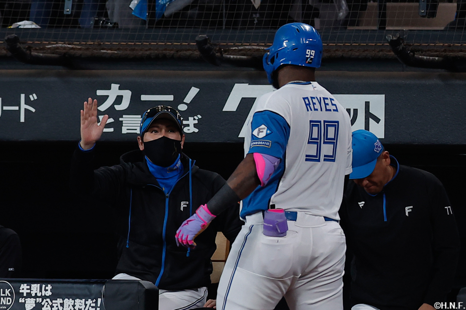 2回裏、ライトへ本塁打を放つレイエス選手03