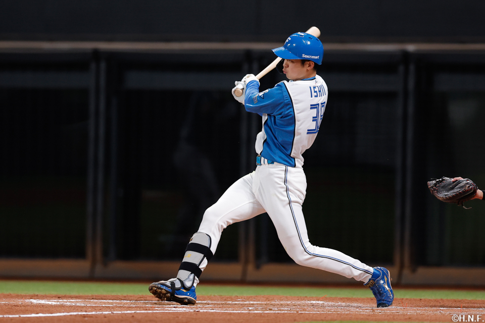 3回裏、ライトへヒットを放つ石井選手