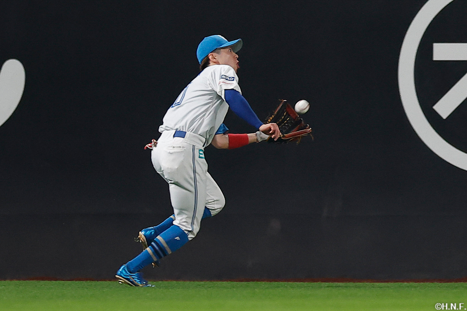 4回表、好守をみせる五十幡選手