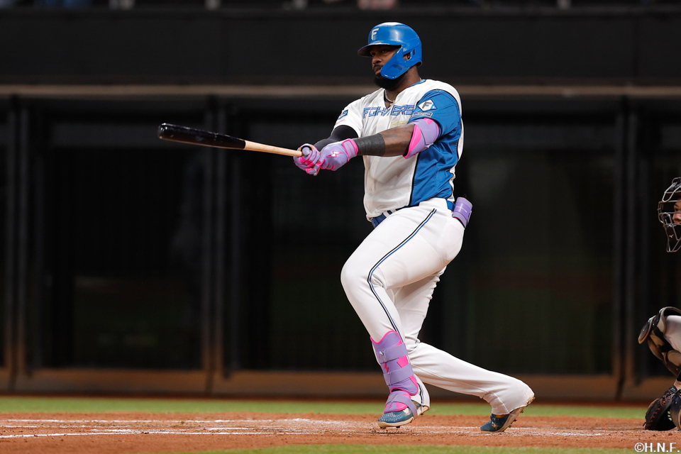 4回裏、レフトへ二塁打を放つレイエス選手01