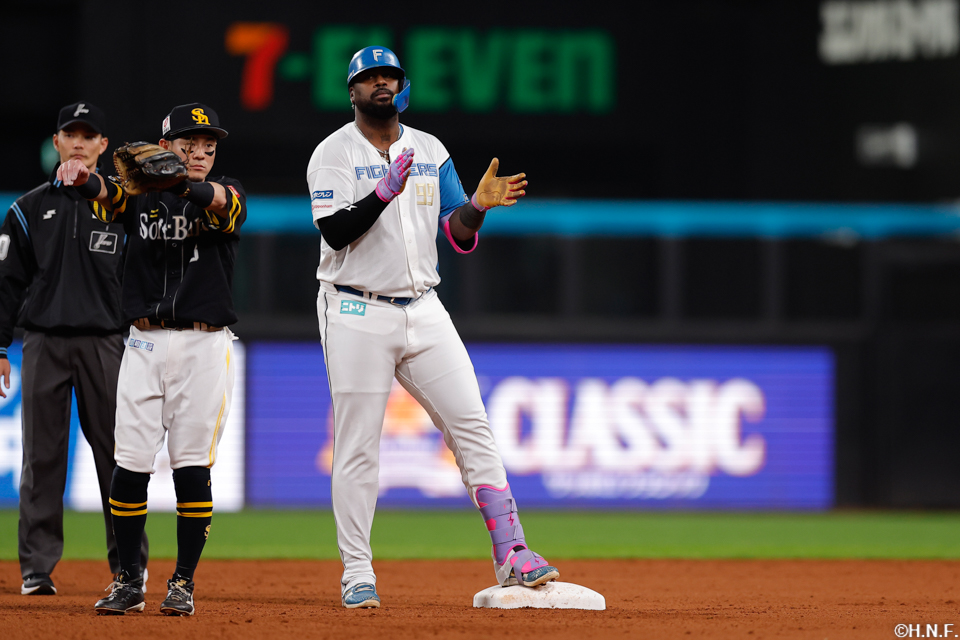 4回裏、レフトへ二塁打を放つレイエス選手02