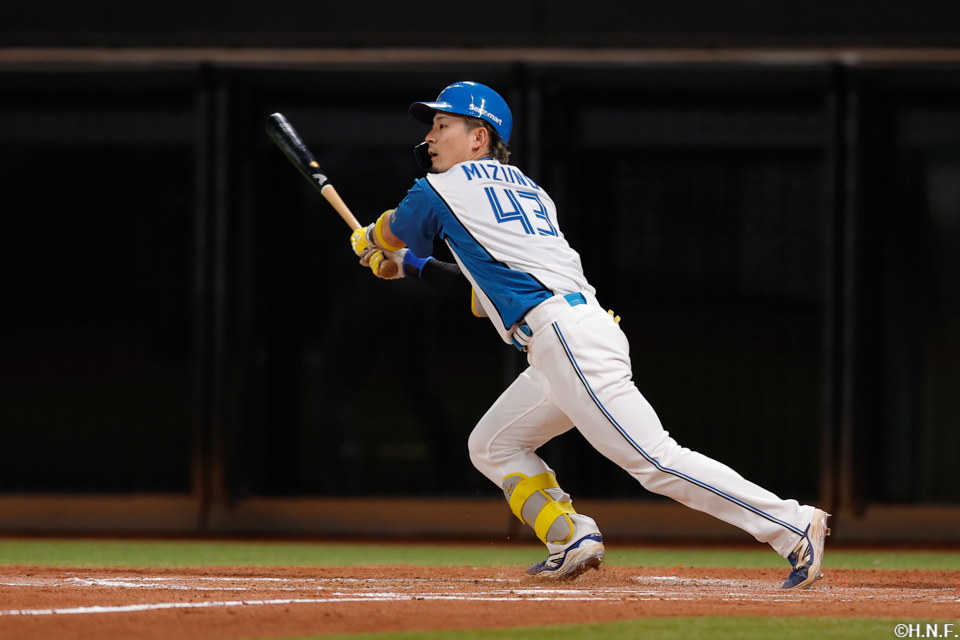 4回裏、センターへ犠飛を放つ水野選手01