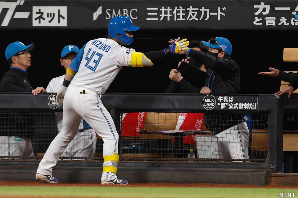 4回裏、センターへ犠飛を放つ水野選手02