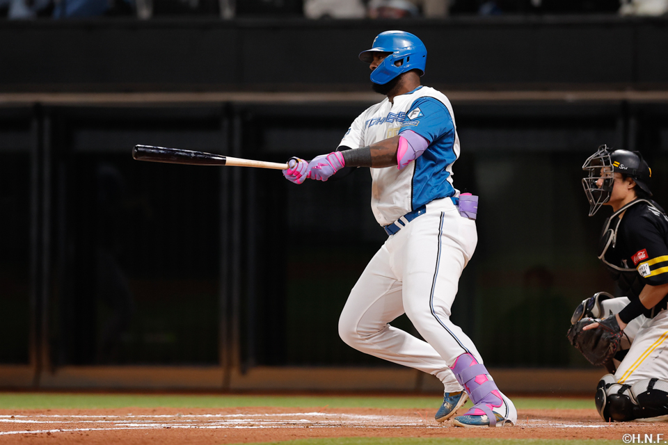 6回裏、センターへヒットを放つレイエス選手