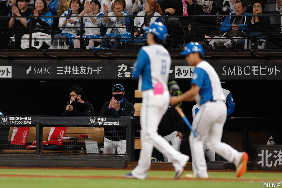 6回裏、押し出し四球を選ぶ淺間選手03