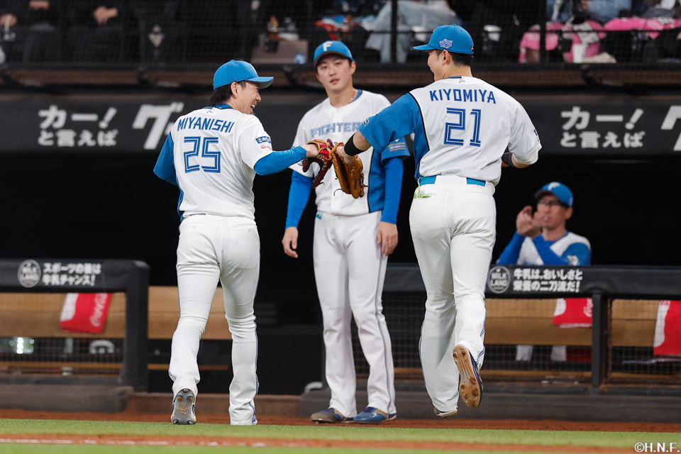 7回表を抑えた宮西投手と清宮選手